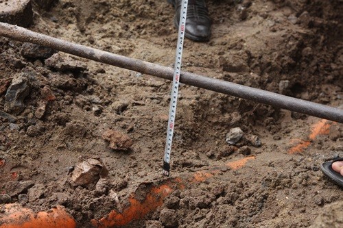 Độ sâu đường dây điện so với mặt đất thấp hơn mức tiêu chuẩn cho phép là 1 mét. Ảnh: Hoàng Tuân