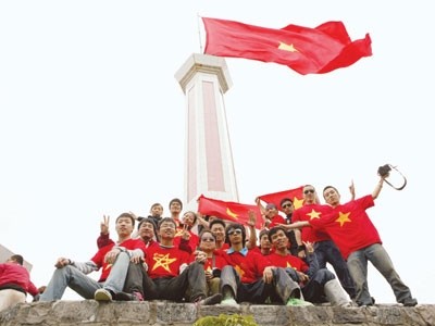 Tự h&agrave;o dưới cột cờ Lũng C&uacute;