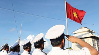 Ch&agrave;o cờ ở Trường Sa