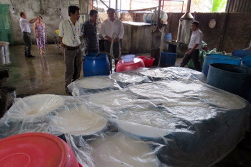 Cơ quan chức năng kiểm tra một cơ sở sản xuất bún tươi ở huyện Diên Khánh (Ảnh: Báo Khánh Hòa)