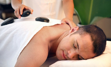 Massage không đúng cách sẽ có thể làm gãy xương, tổn thương cột sống (ảnh minh họa)