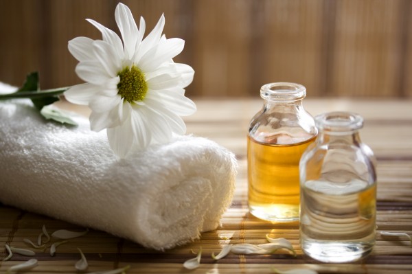 Các loại tinh dầu, thảo dược dùng để massage cần đảm bảo chất lượng (ảnh minh họa)
