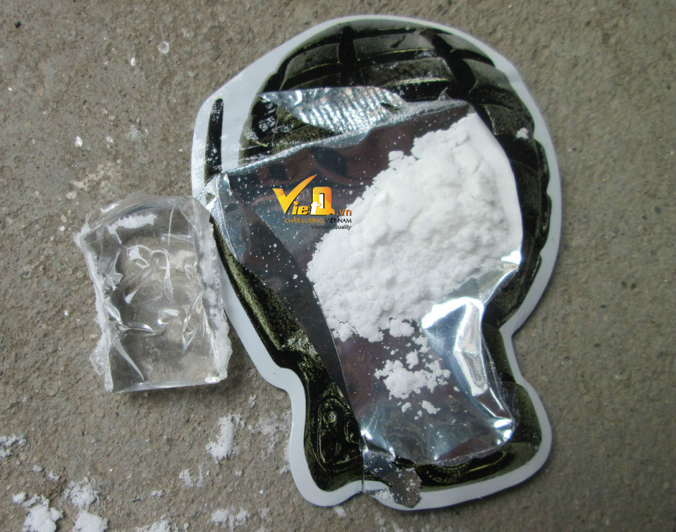 Khi cắt gói bom ra, phát hiện bên trong có 1 loại bột mầu trắng và một gói nhỏ có dung dịch đạng lỏng không mầu