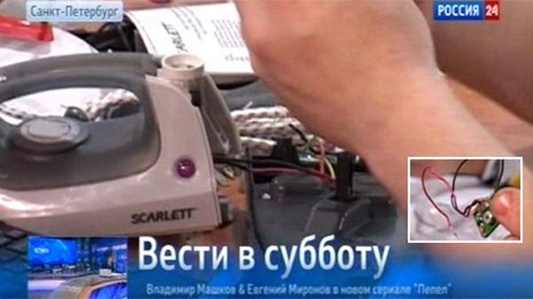 Con chip được lấy ra từ chiếc bàn ủi có xuất xứ Trung Quốc. Ảnh cắt từ clip của kênh truyền hình Rossiya 24 - Nga