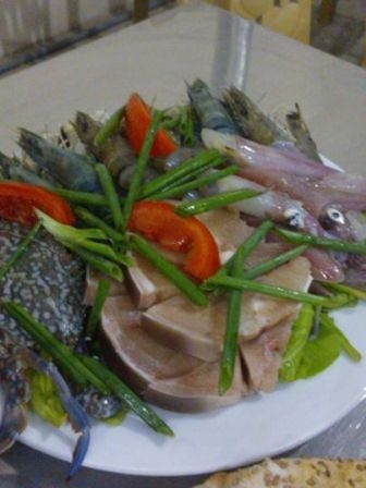 Miếng cá basa cứng như đá trong xuất lẩu hải sản tươi sống tại Long Biên (HN)