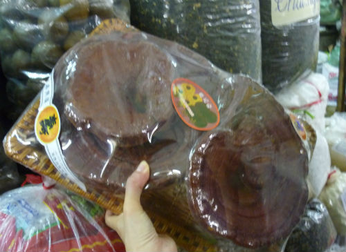 Khay nấm được đóng gói đẹp mắt tại chợ Đồng Xuân được bán với giá 700.000 đồng