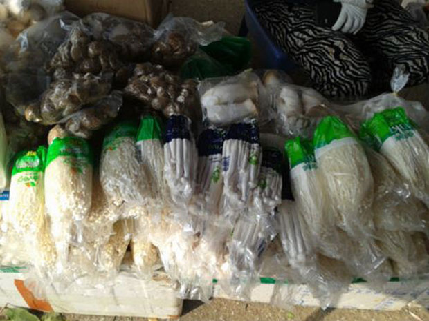 Các loại nấm tươi không rõ nguồn gốc bán nhiều tại các chợ với giá từ 11.000- 16.000 đồng/túi.