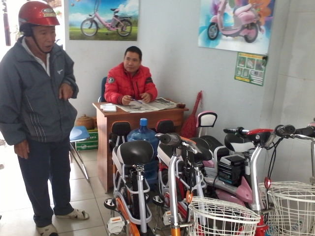  Nhu cầu lớn k&egrave;m theo sự băn khoăn của người ti&ecirc;u d&ugrave;ng trước những chiếc xe đạp, xe m&aacute;y điện bắt mắt ngo&agrave;i thị trường