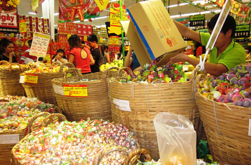 Bánh kẹo không rõ nguồn gốc, xuất xứ bày bán tràn lan. (Ảnh minh họa)