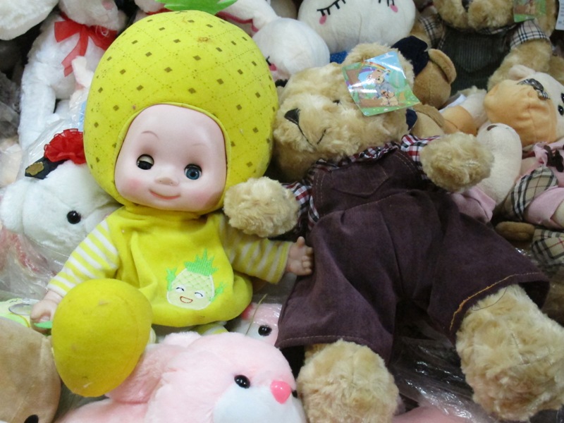 Những con búp bê có xuất xứ Trung Quốc được bán phổ biến tại các cửa hàng đồ chơi dành cho trẻ