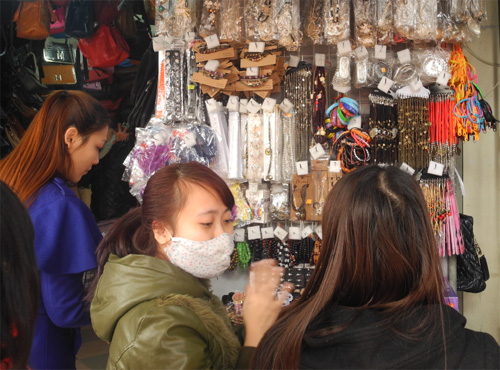 Nhiều bạn trẻ rất mê các phụ kiện, đồ trang sức bắt mắt mà rẻ tiền này. Ảnh: Nguyễn Hòa.