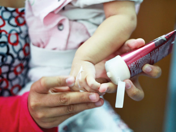 Để an toàn cho trẻ, nên chọn loại thuốc sát trùng có nồng độ thích hợp theo lứa tuổi, vị trí vùng da. Ảnh: Hồng Thái