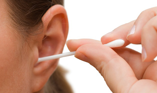 Dùng bông ngoáy tai là thói quen của rất nhiều người
