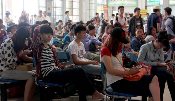 Nhiều hành khách đợi mua vé ở bến xe Mỹ Đình