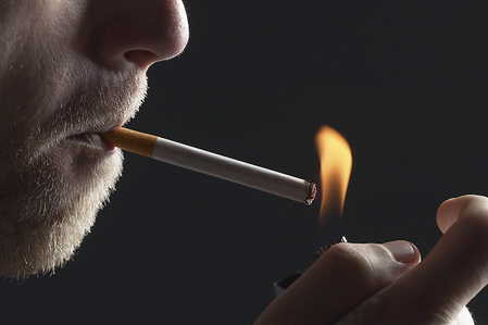 Ngửi khói thuốc dễ mắc ung thư hơn người hút thuốc
