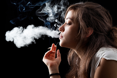 Ngửi khói thuốc dễ mắc ung thư hơn người hút thuốc