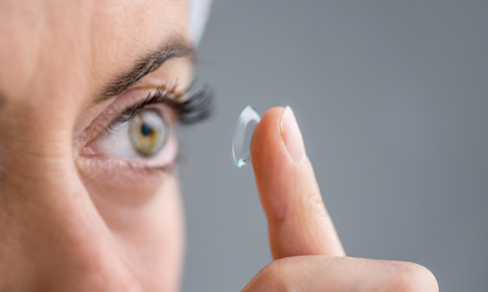 Suýt mù mắt trái vì đeo kính áp tròng sai cách