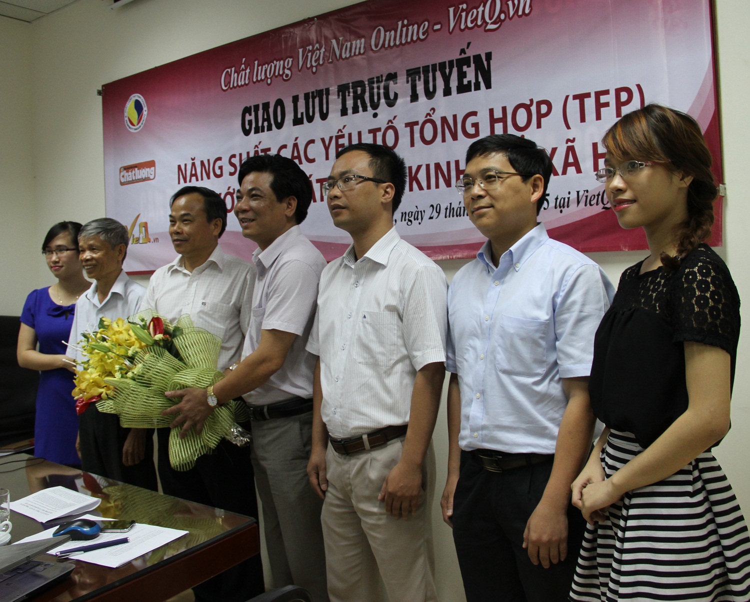 Tổng biên tập Chất lượng Việt Nam (VietQ.vn) Trần Văn Dư (đứng giữa) tặng hoa cho khách mời tham gia Giao lưu trực tuyến