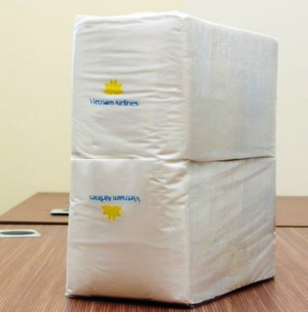 Một loại giấy được gắn logo Vietnam Airlines bán với giá 48.000 đồng
