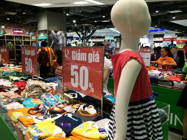 Các mặt hàng thời trang cho trẻ cũng được các Trung tâm thương mại giảm giá đến 50%