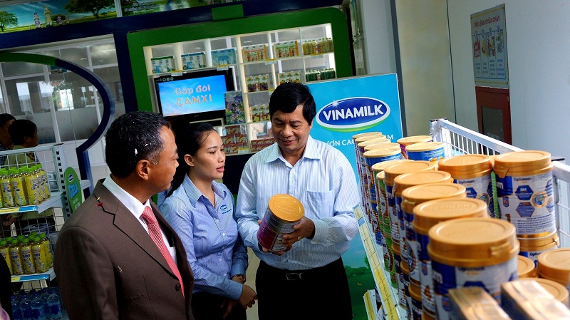 Khách hàng tham quan điểm bán hàng “Tự hào hàng Việt Nam” tại cửa hàng Vinamilk Nghệ An, nơi trưng bày và bán hơn 200 sản phẩm các loại của Vinamilk đạt chất lượng theo tiêu chuẩn của Việt Nam và quốc tế