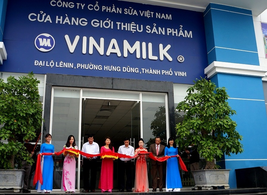 Lễ cắt băng khai trương điểm bán hàng “Tự hào hàng Việt Nam” tại cửa hàng Vinamilk, số 4 Đại lộ Lê Nin, Nghệ An