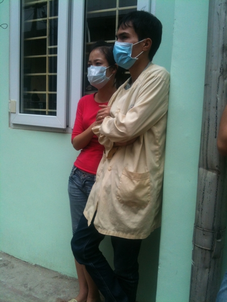 Những &aacute;nh mắt lo lắng của phụ huynh bệnh nhi bị biến chứng sau sởi tại bệnh viện Nhi Trung ương