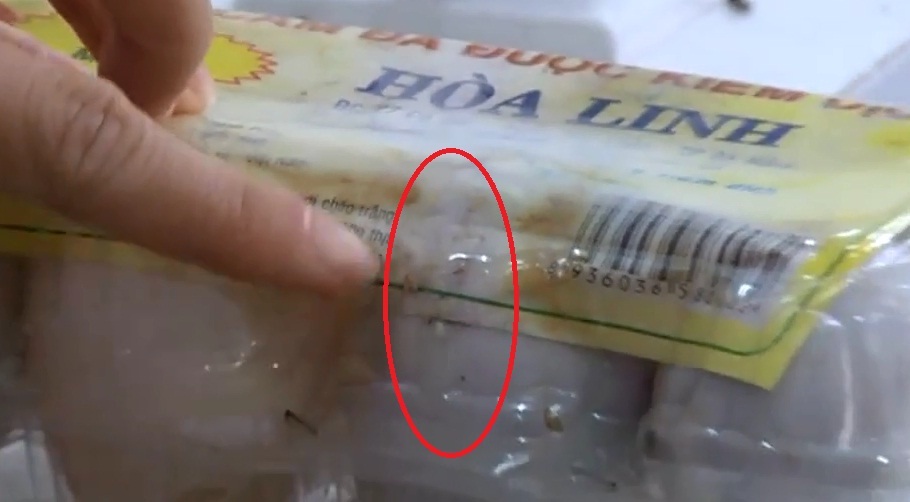 Trứng muối trong Khách sạn Mường Thanh Quảng Nam hết hạn sử dụng nghi có dòi