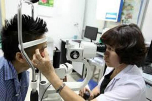 Dễ hỏng mắt khi dùng kính áp tròng không đảm bảo chất lượng