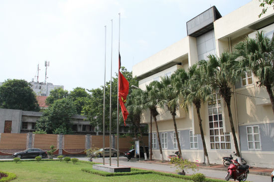 Treo cờ rủ để tang Đại tướng Võ Nguyên Giáp