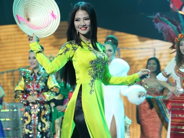 Trần Thị Quỳnh trên sân khấu cuộc thi Hoa hậu Quý bà Thế giới 2013. (Ảnh: CIAT)
