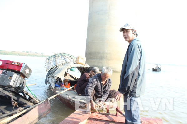 Ông Phạm Đức Quang (đang đứng) trong lần tham gia tìm kiếm thi thể chị Huyền tại khu vực chân cầu Thanh Trì vào ngày 7/1