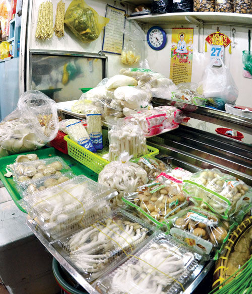 Sản phẩm nấm ngoại nhập bán nhiều tại các chợ dân sinh