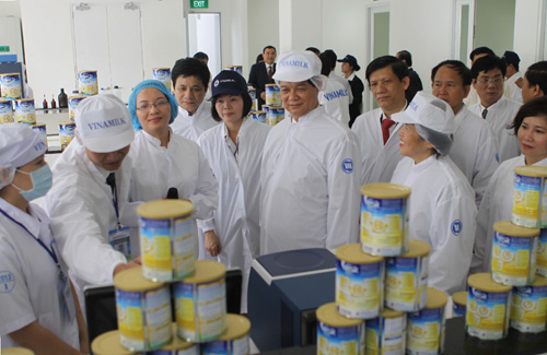 Thủ tướng Nguyễn Tấn Dũng trong lần đi thăm nhà máy sữa bột của Vinamilk
