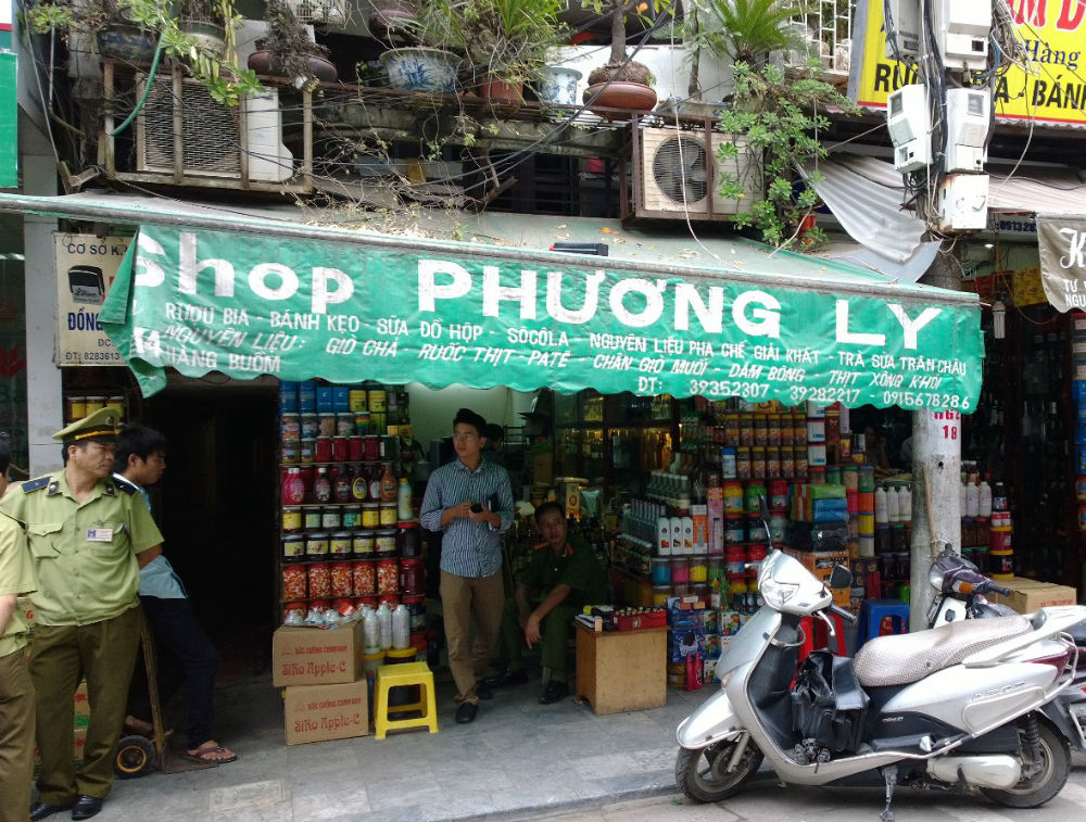 Nhiều cửa hàng trên phố Hàng Buồm - Hà Nội bị kiểm tra, thu giữ hàng