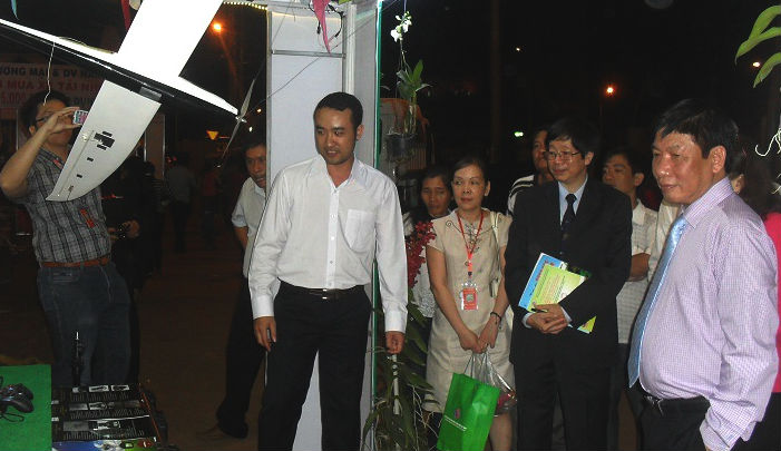 Thứ trưởng Bộ KH&CN Trần Quốc Khánh thăm quan các gian hàng trong Chợ Công nghệ thiết bị Đắk Nông 2013
