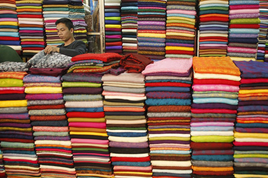 Chợ vải bán tràn lan hàng Tau