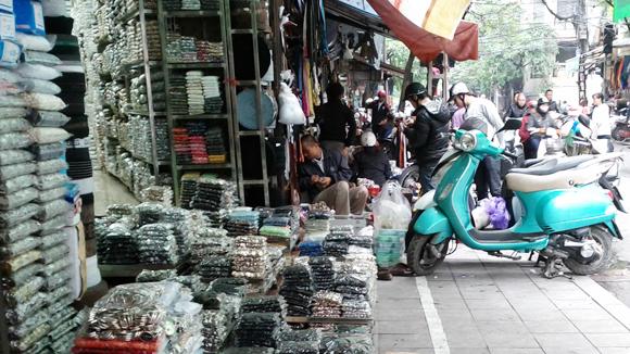 Trong chợ Việt có rất nhiều hàng Tầu