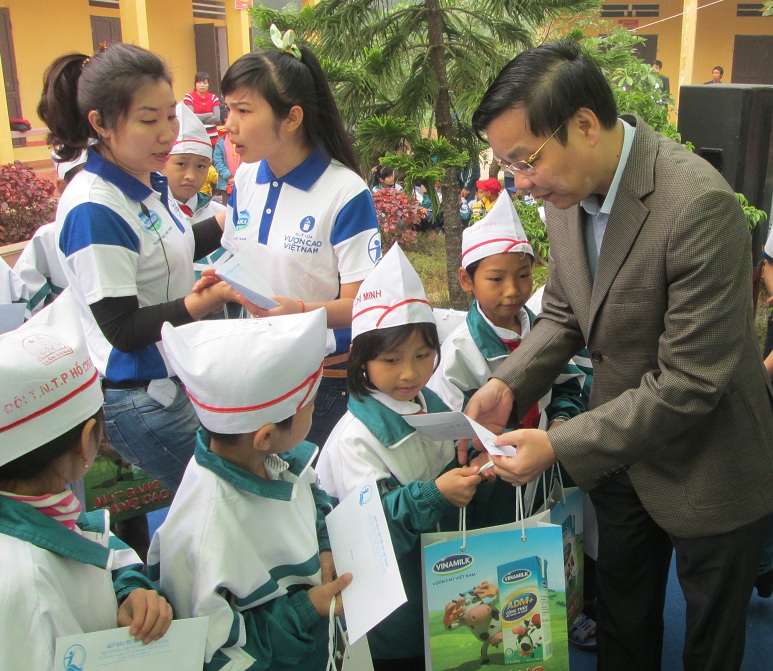 Lãnh đạo tỉnh Phú Thọ tặng quà, học bổng cho các em học sinh học giỏi