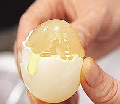 Trứng gà kém chất lượng được ngụy trang giống y chứng thật