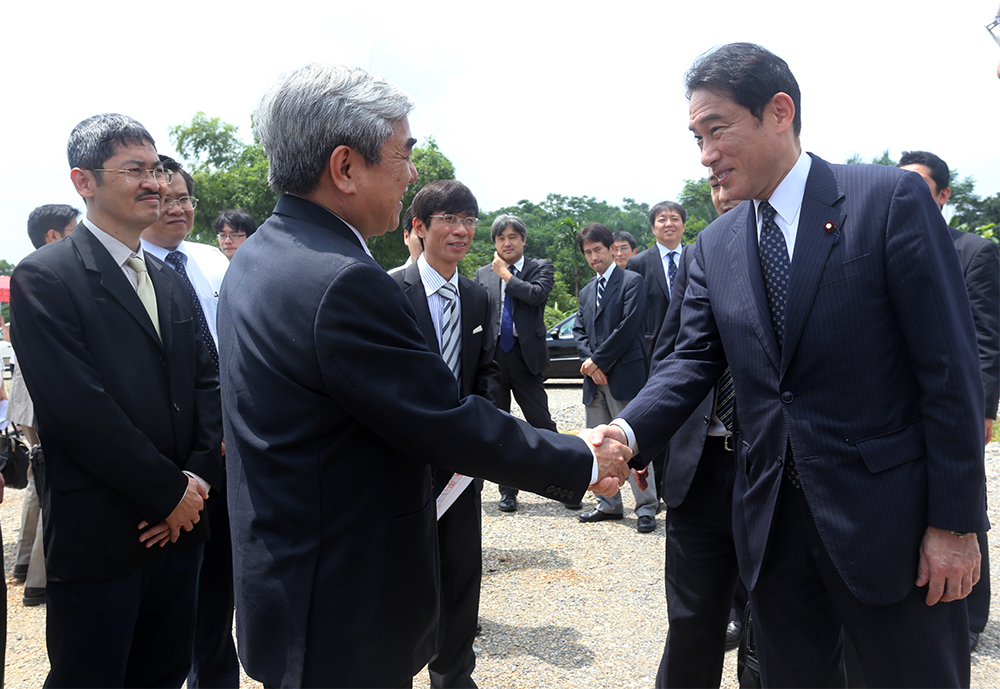 Bộ trưởng Bộ Ngoại giao Nhật Bản thăm Khu CNC