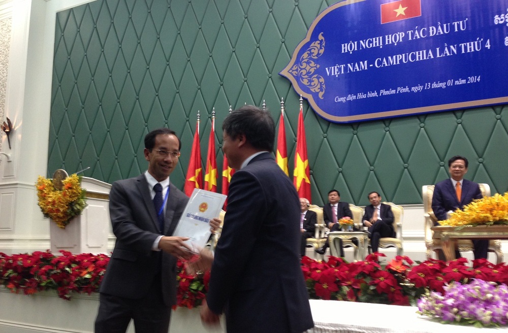 Lãnh đạo  Bộ Kế hoạch & Đầu tư trao giấy phép đầu tư vào Campuchia cho Ông Mai Hoài Anh - Giám Đốc Điều Hành Kinh doanh Vinamilk 