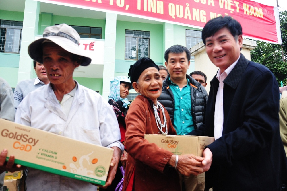 Lãnh đạo Cục An toàn thực phẩm và Công ty Vinamilk trao quà cho người dân vùng lũ Quảng Ngãi