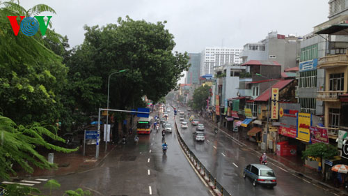 Bão số 14 bắt đầu gây mưa gió tại Hà Nội