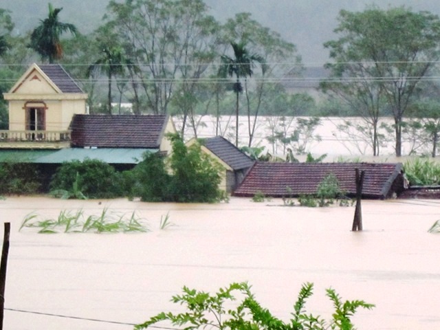 Nước lũ ngập nóc nhà tại Hương Khê, Hà Tĩnh