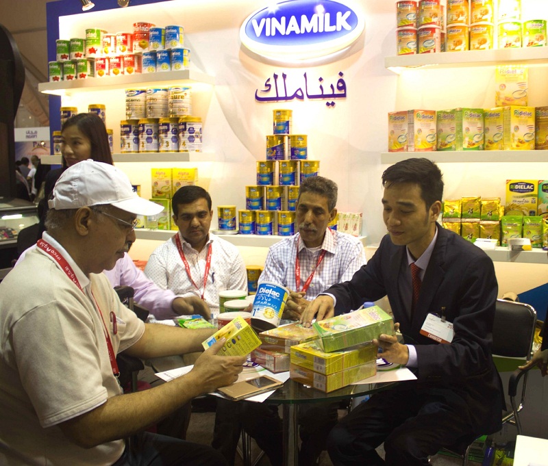 Ông Võ Trung Hiếu - Giám đốc Kinh Doanh Quốc tế Vinamilk giới thiệu với các đối tác các sản phẩm mới của Vinamilk tại hội chợ lần này