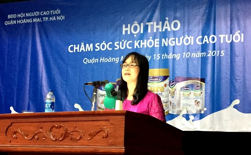Bà Nguyễn Minh Tâm – Giám Đốc chi nhánh Hà Nội, Vinamilk giới thiệu các hoạt động của công ty với người tiêu dùng tại Hà Nội
