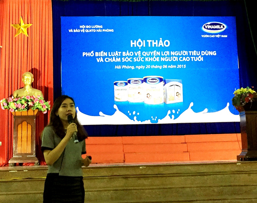 Bà Lưu Vũ Quỳnh Anh – Đại diện ngành hàng sữa bột (Vinamilk) chia sẻ những thông tin hữu ích của các sản phẩm dinh dưỡng dành cho người cao tuổi tại hội thảo ở Bình Dương