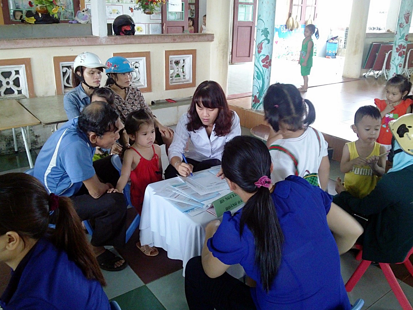 Các bác sĩ Vinamilk đang thăm khám và tư vấn cho mẹ và bé tại Nhà Làng, Quảng Nam