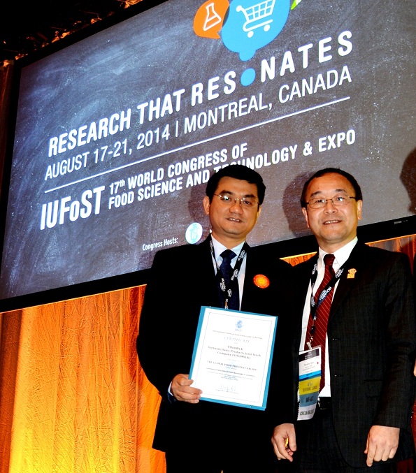 Ông Nguyễn Quang Trí – Giám Đốc Marketing Ngành hàng, Vinamilk đại diện công ty nhận Giải thưởng Công nghiệp Thực phẩm toàn cầu IUFoST 2014 tại Montreal, Canada